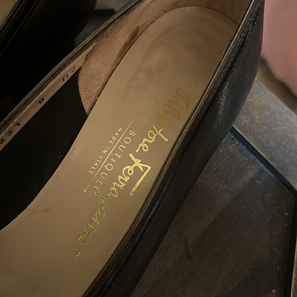 🛑 1 hour sale. Salvatore Ferragamo, size 8, Black & Gold Heels; Elegant Design - Picture 7 of 11